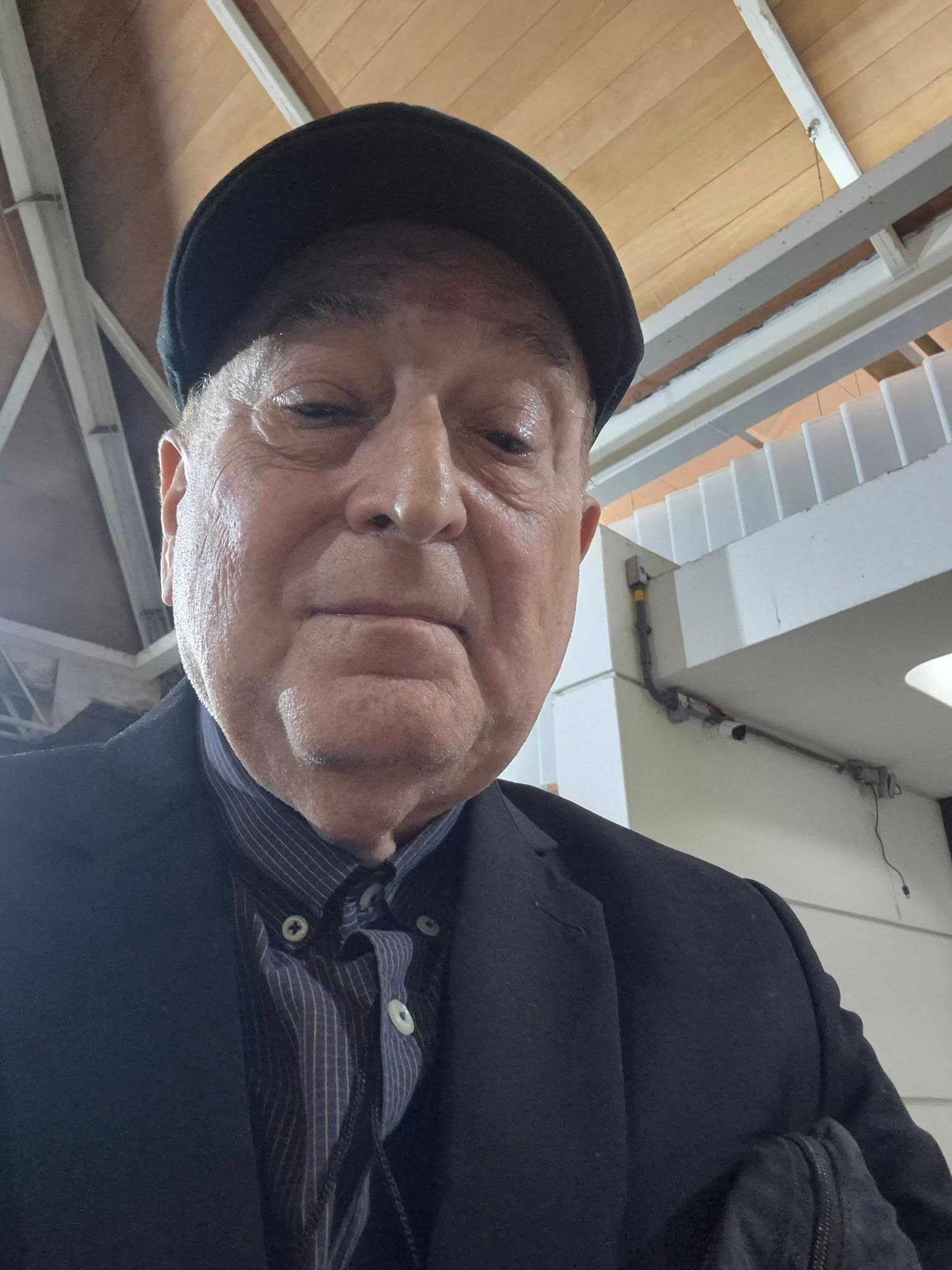 Harold Emert faz uma selfie de terno feito sob medida em Bangkok, no centro de imprensa da Globo, antes do debate presidencial