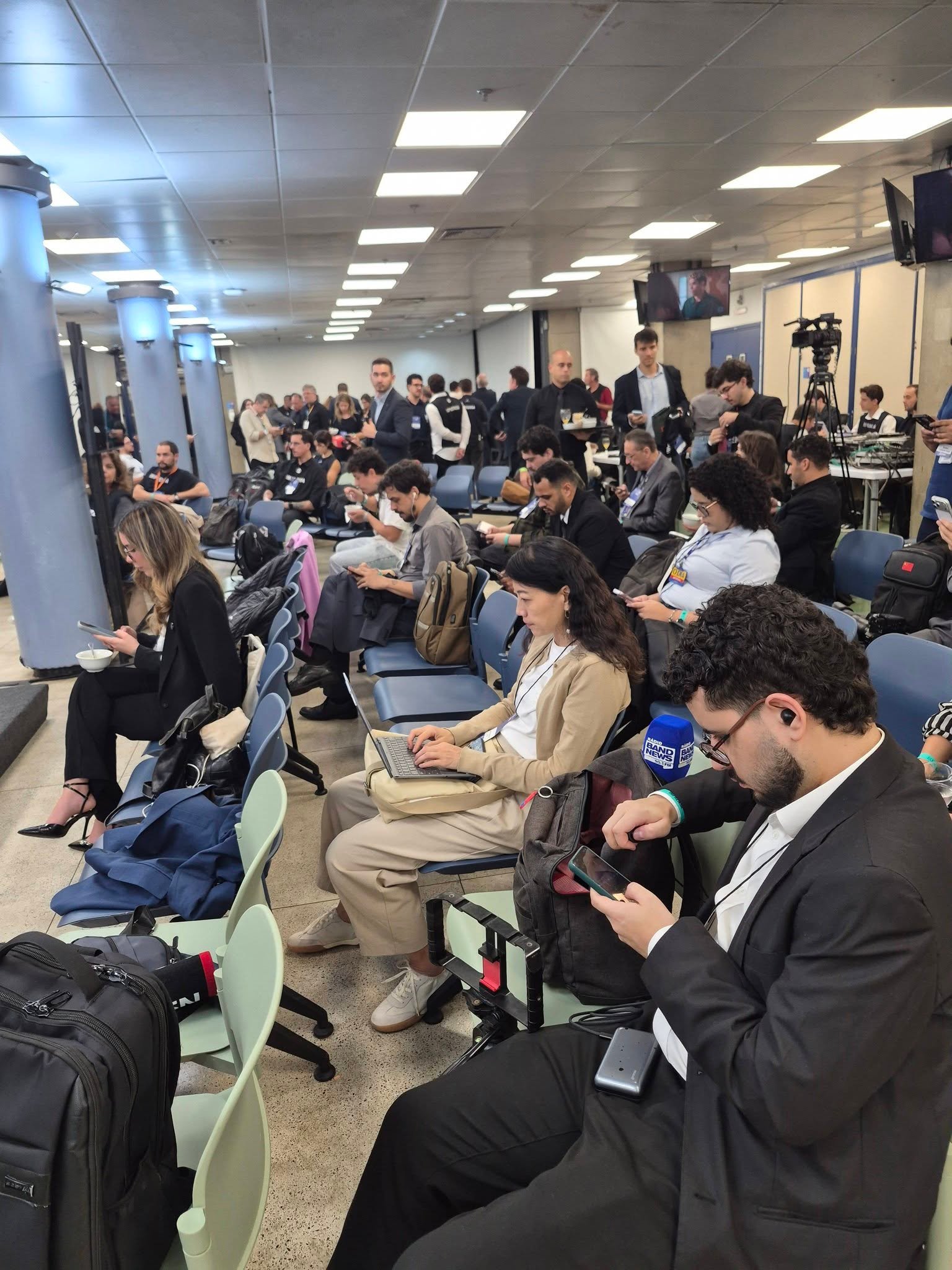 Jornalistas a trabalho no centro de imprensa da Globo durante o último debate presidencial